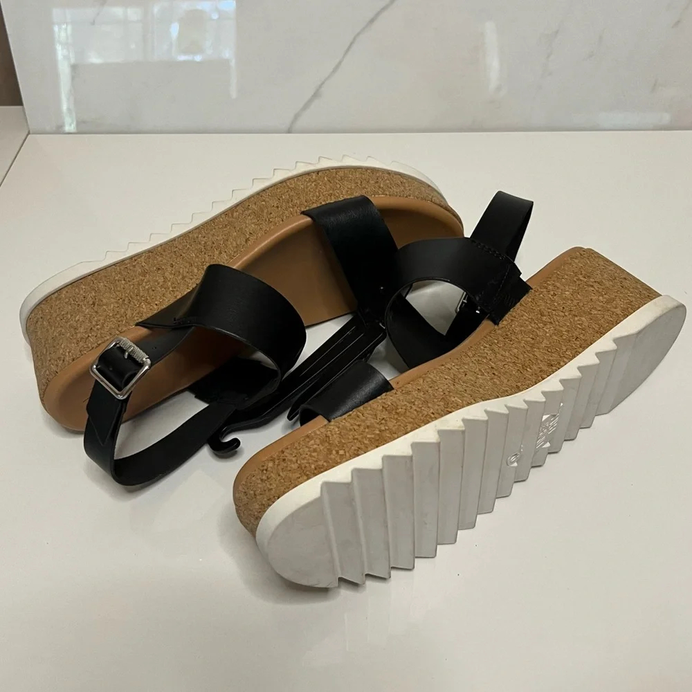 Time and Tru Platform sandals Shoe Size: 9 Shoe Closure: Buckle, Slingback